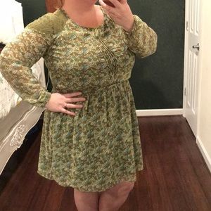 XL: Sage Green Floral Dress w/ Lace Shoulders